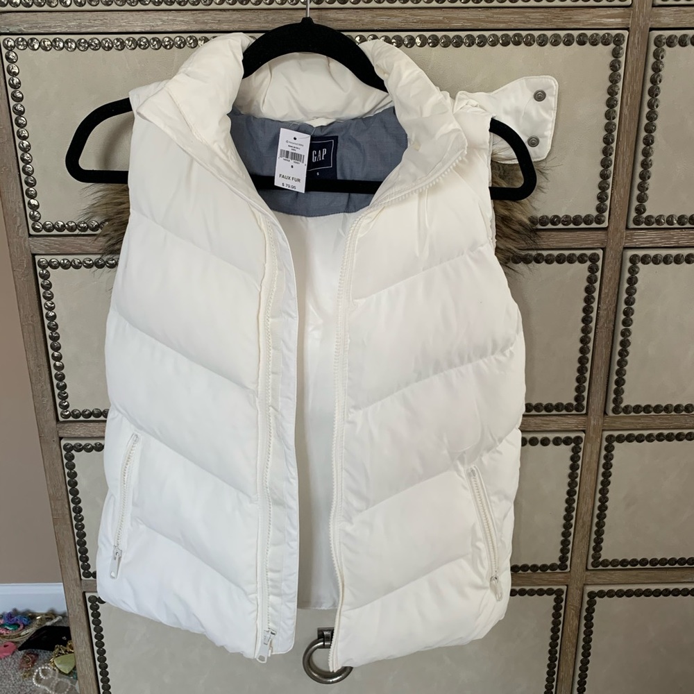 Gap white puffer vest size small, NWT